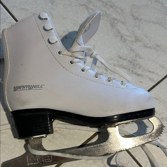 Girl Ice Skates - Picture 6 of 12